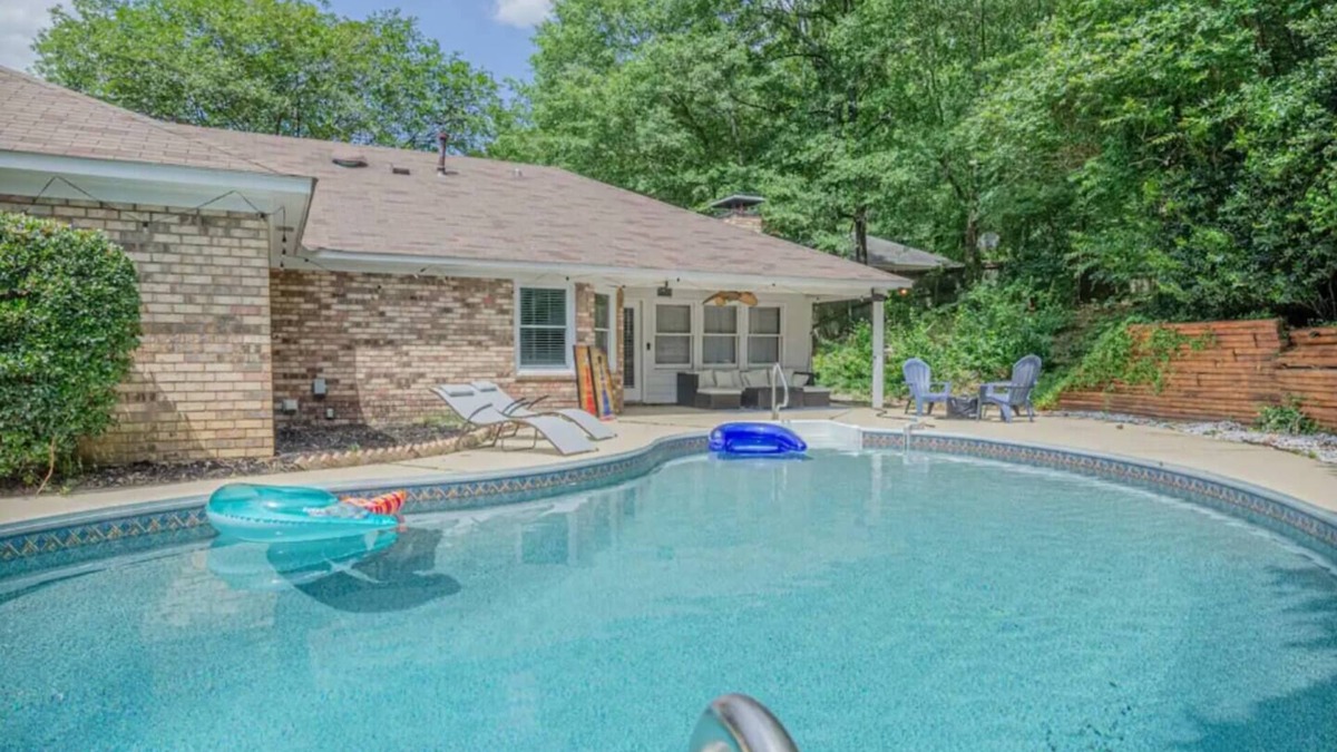 Columbus House | Ultimate Getaway: Pool and Games