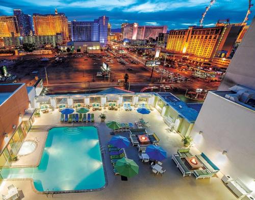 Las Vegas Apartment | Ultimate Las Vegas Getaway One Bedroom Suite with Balcony, Kitchen, Gym, Pool & Free Parking