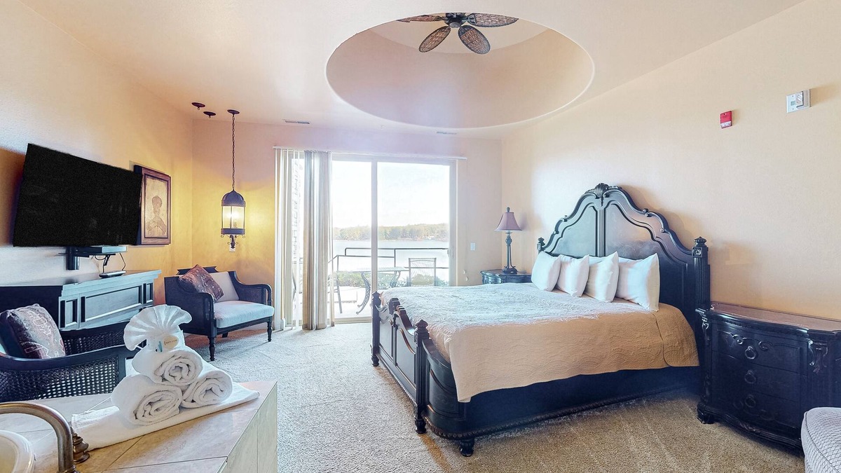 Lake Delton Apartment | Ultimate relaxation awaits at this luxe lakefront Delton Grand studio