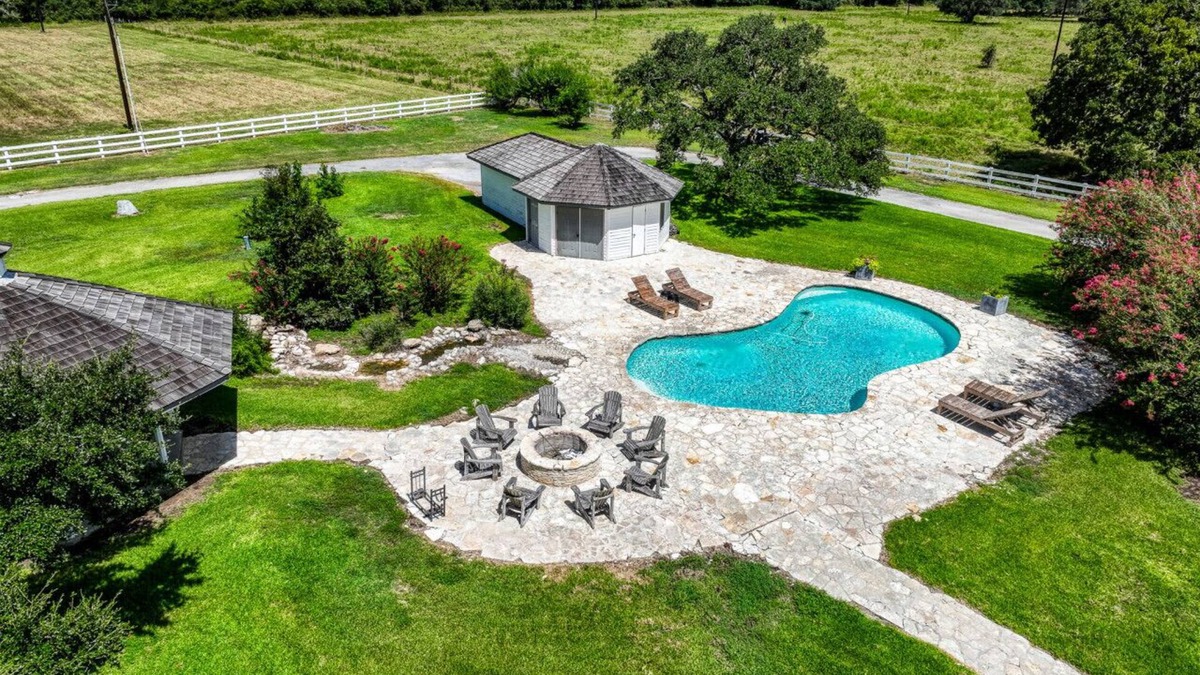 Round Top House | Ultimate Round Top Escape: 3 Homes, Pool, Firepits