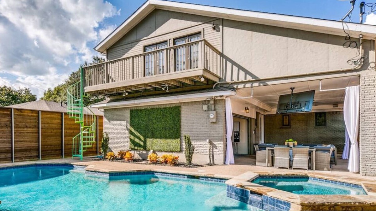 White Rock Hills House | Ultimate Texas Experience With Heated Pool & Spa