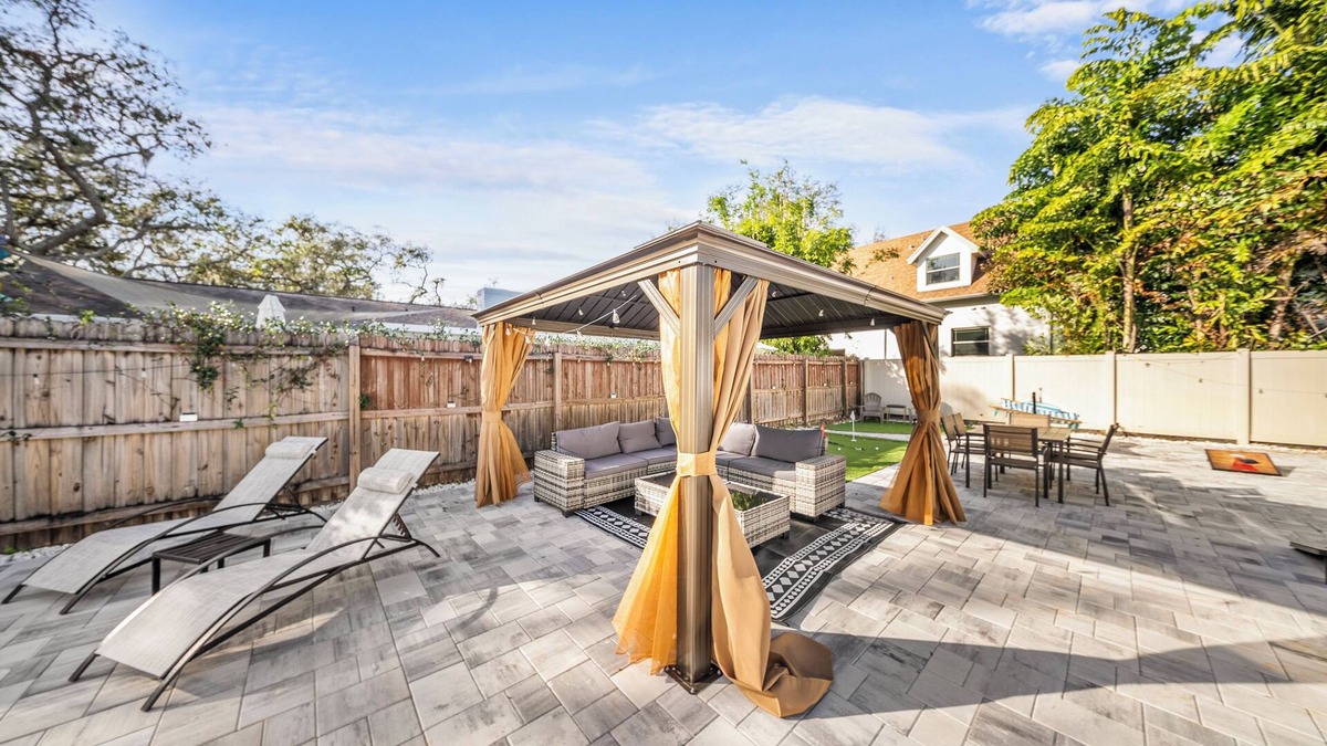 Carrollwood House | Ultimate Vacation Spot: Pool, Mini Golf & Hammock!