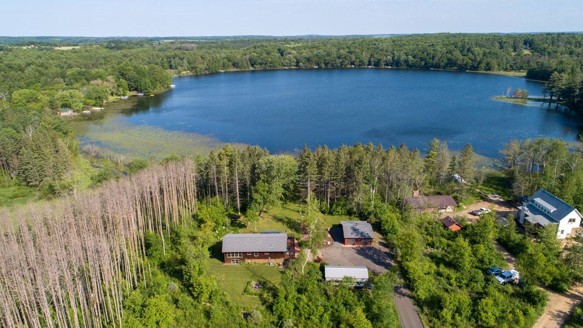 Star Prairie House | Ultra Comfy Cabin on Quiet Lake w/ outdoor Hot Tub and Chef's Kitchen