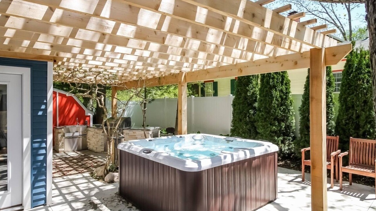 Saugatuck Villa | Ultra Lux Villa, Chic design, Hot Tub All Year Round, Minutes Walk From Downtown