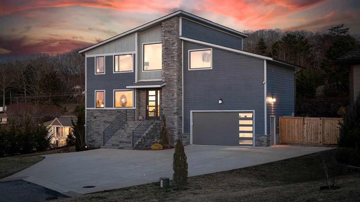Asheville House | Ultra-Luxurious House in the heart of Asheville * Private Pool and Hot Tub!