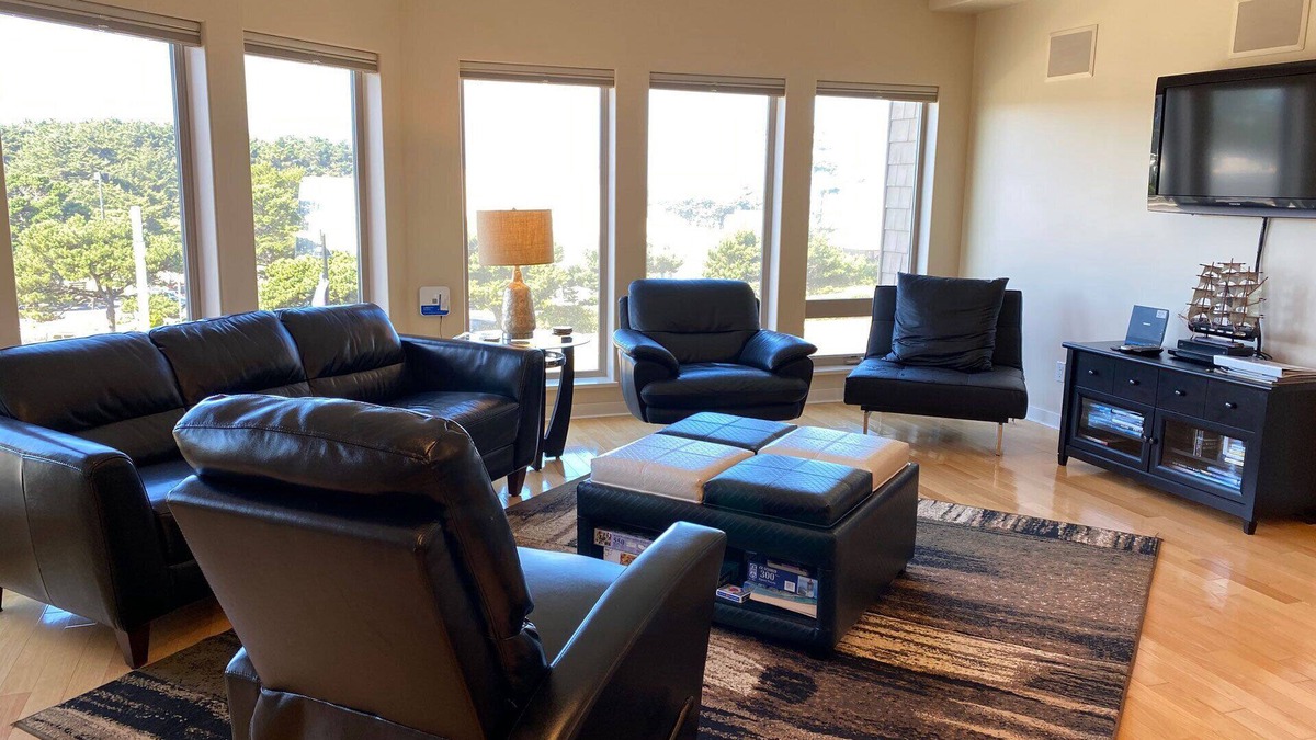 Yachats Condo | Ultra Modern Condo located in the Heart of Yachats! Walk to everything!