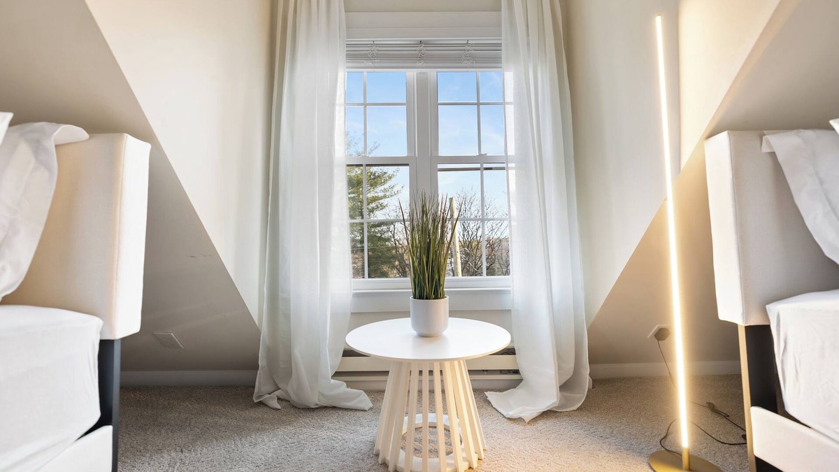 White Plains House | Ultra-Modern Luxe Sleek & Stunning Stay