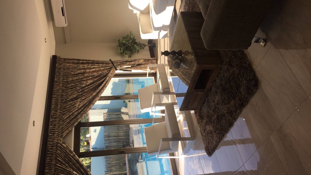 Robertsham House | Ultra modern and luxurious self catering villa- safe and secure, central