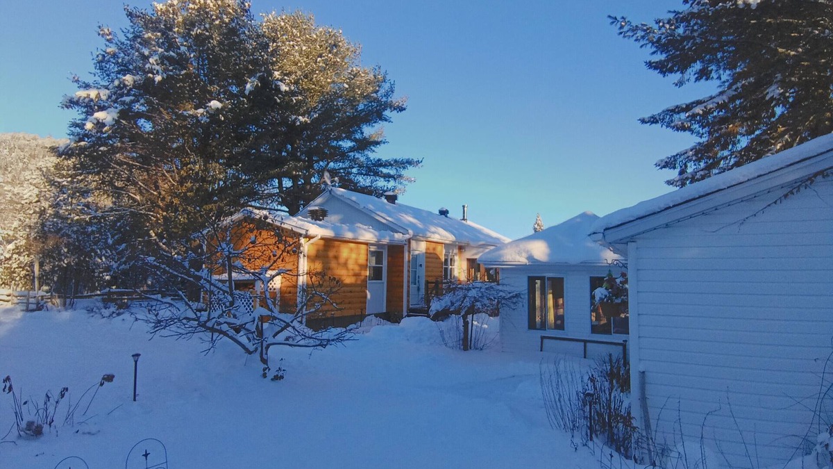 Notre-Dame-de-la-Merci Ski Chalet | Un écrin de nature au bord de l'eau