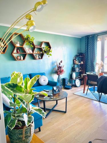 Montrouge Apartment | Un Cocon Vert Canard à côté Paris 14ème - 3 pièce de 70m2 avec 2 chambres et un grand salon lumineux