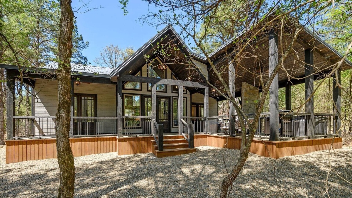 Hochatown Cabin | Un-Reel - Walking Distance to Pond, Perfect for 1-2 Couples or a Small Family