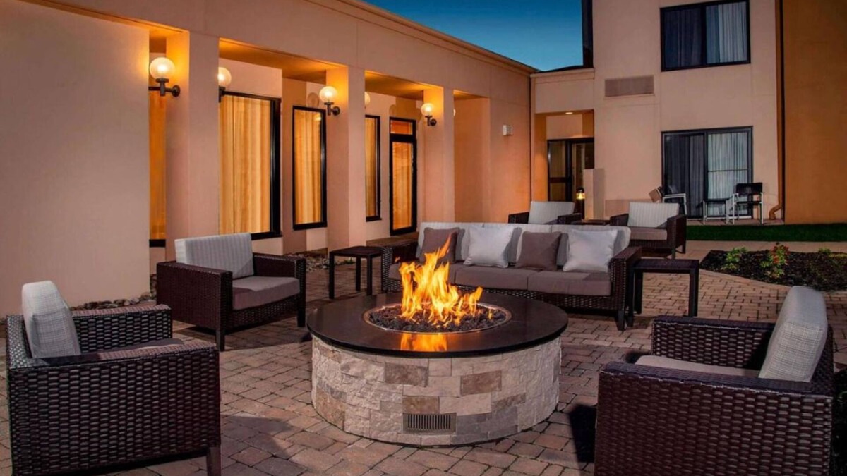 Newark Hotel | Unbeatable Location! 2 Comfortable Units, Indoor Swimming Pool, Pets are Welcome