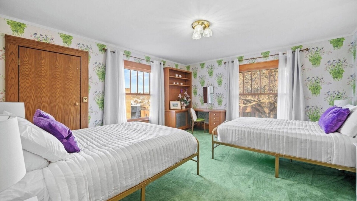 Des Moines House | Unbeatable Location | Families & Groups | Parking Included