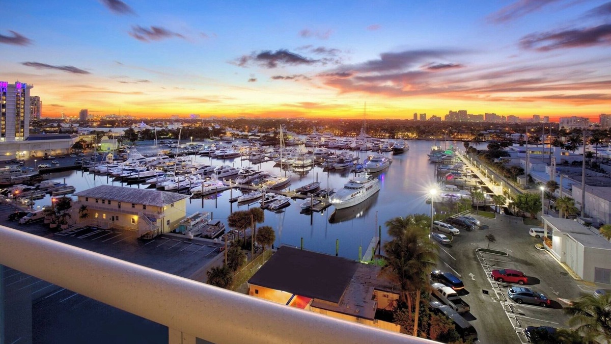 Central Beach Hotel | Unbeatable Marina Views, Pool, Near Las Olas Boulevard and Riverwalk