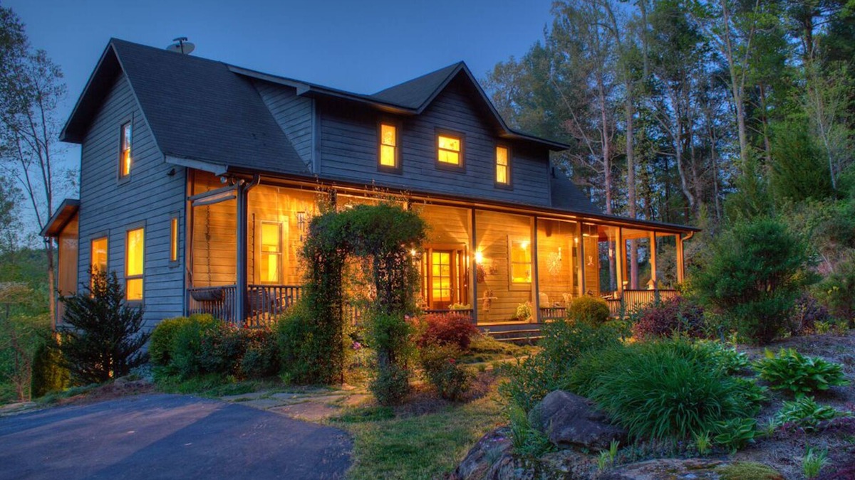 Sautee Nacoochee Cabin | Unbelievable Mountain Cabin on the Historic Chattahoochee River