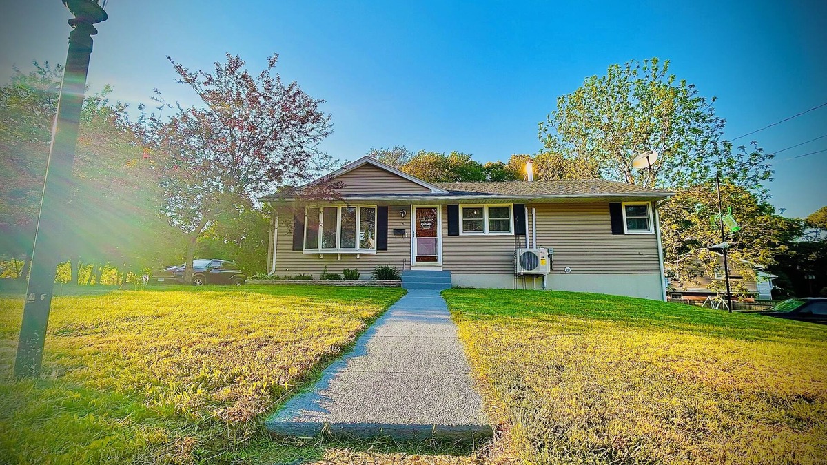 Montville House | Uncasville Getaway “The Lovely Scape Retreat” 5 minutes to the Mohegan Casino.