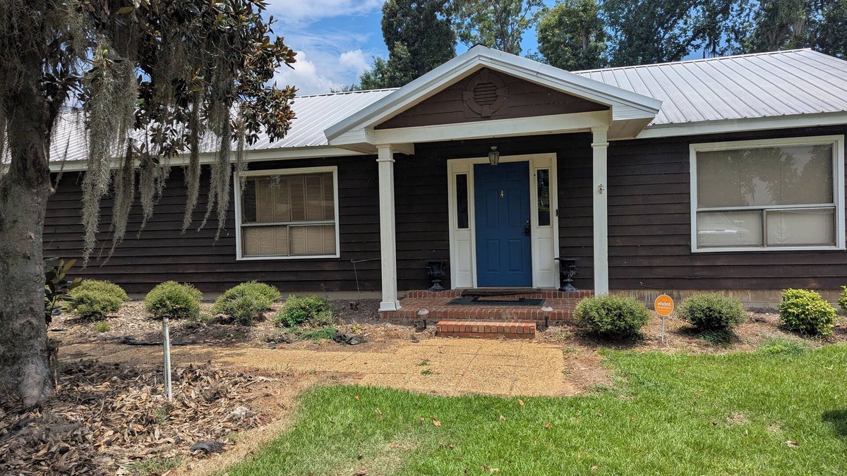 Donalsonville House | Uncle Boo's Spacious home with Awesome lake view and large yard.