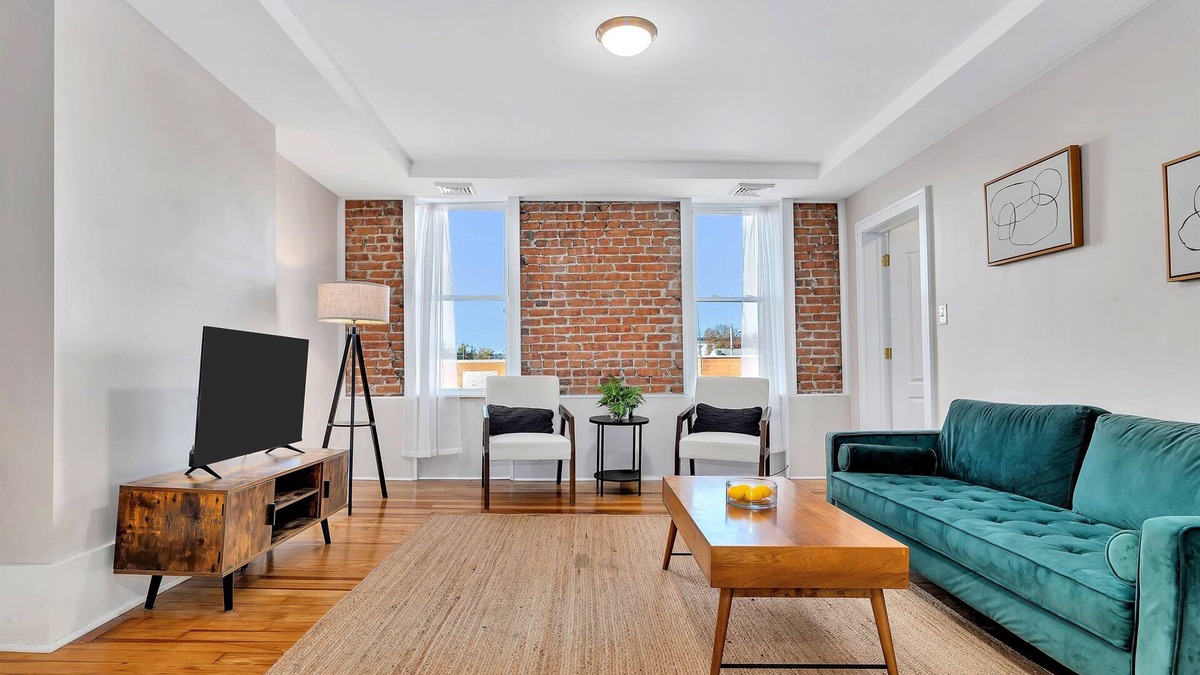 Troy Apartment | Uncle Sam's Hideaway |Nearby Colleges & Hospital|Personal Workspace|Pet Friendly