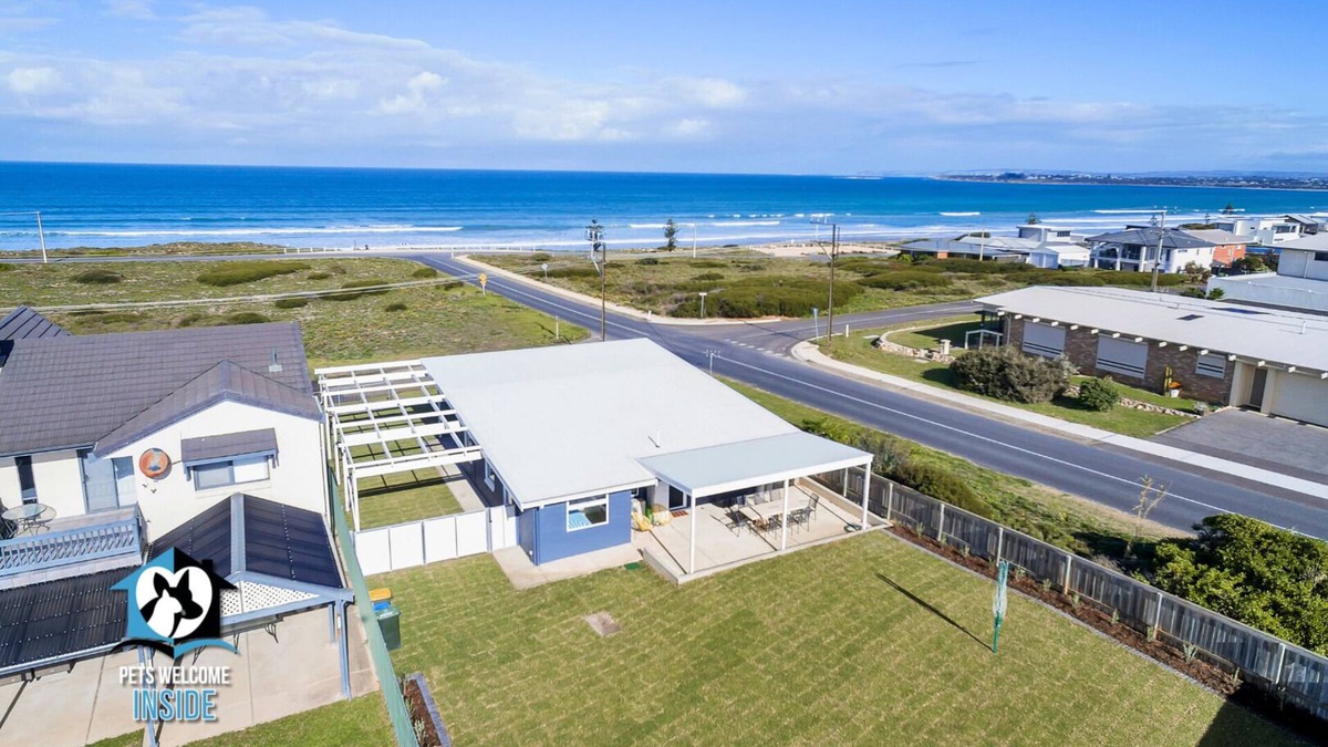 Middleton House | Uncle Tom’s Shack: Funky Beach Shack with Million Dollar Views, 3BRs & 2 Bathsn