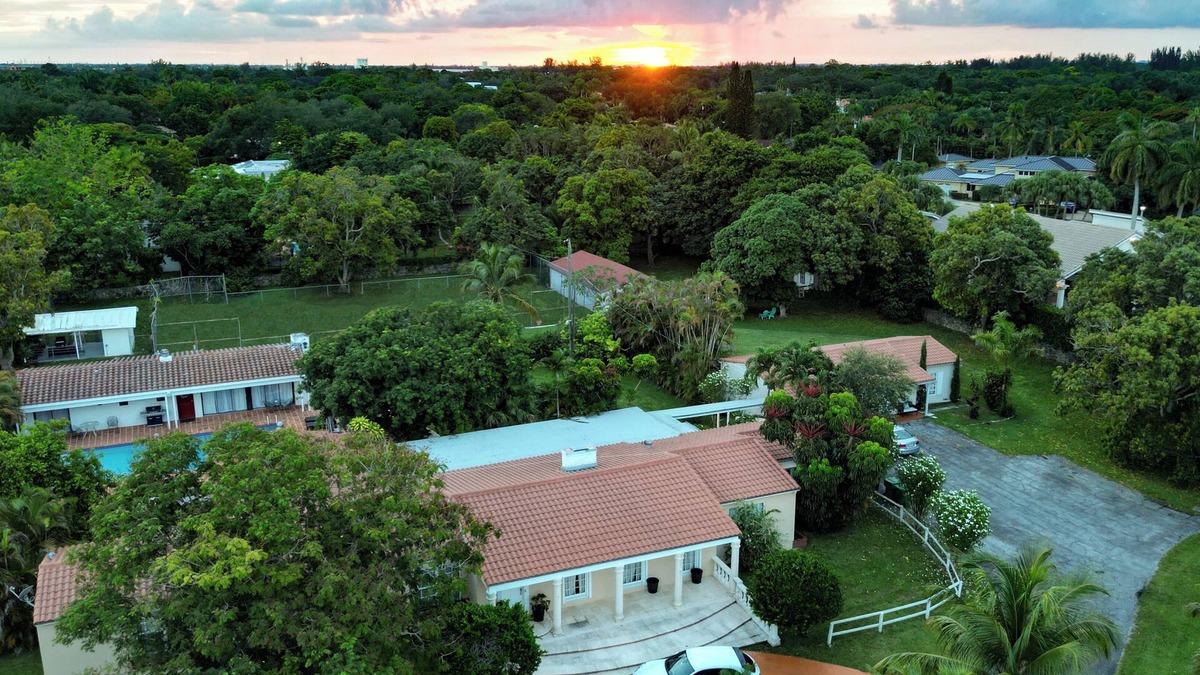 Glenvar Heights Apartment | Under 100 per night this Fall - 4-acre, private property, large pool.Book Now!
