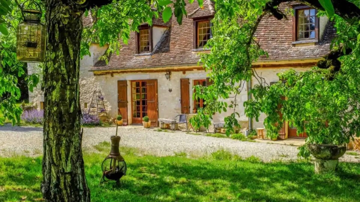 Saint-Cernin-de-Labarde Villa | Under skies that arch from field to forest