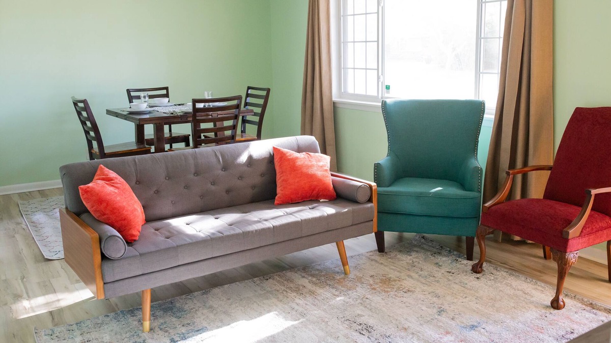Broadmoor House | Under the Oak in Shreveport - Close to Barksdale, Hospitals, Downtown, and more!