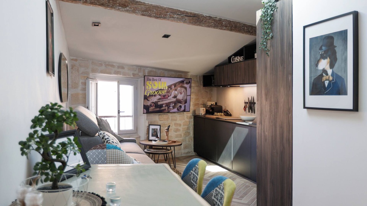 Antibes Old Town Apartment | Under the roofs of old Antibes
