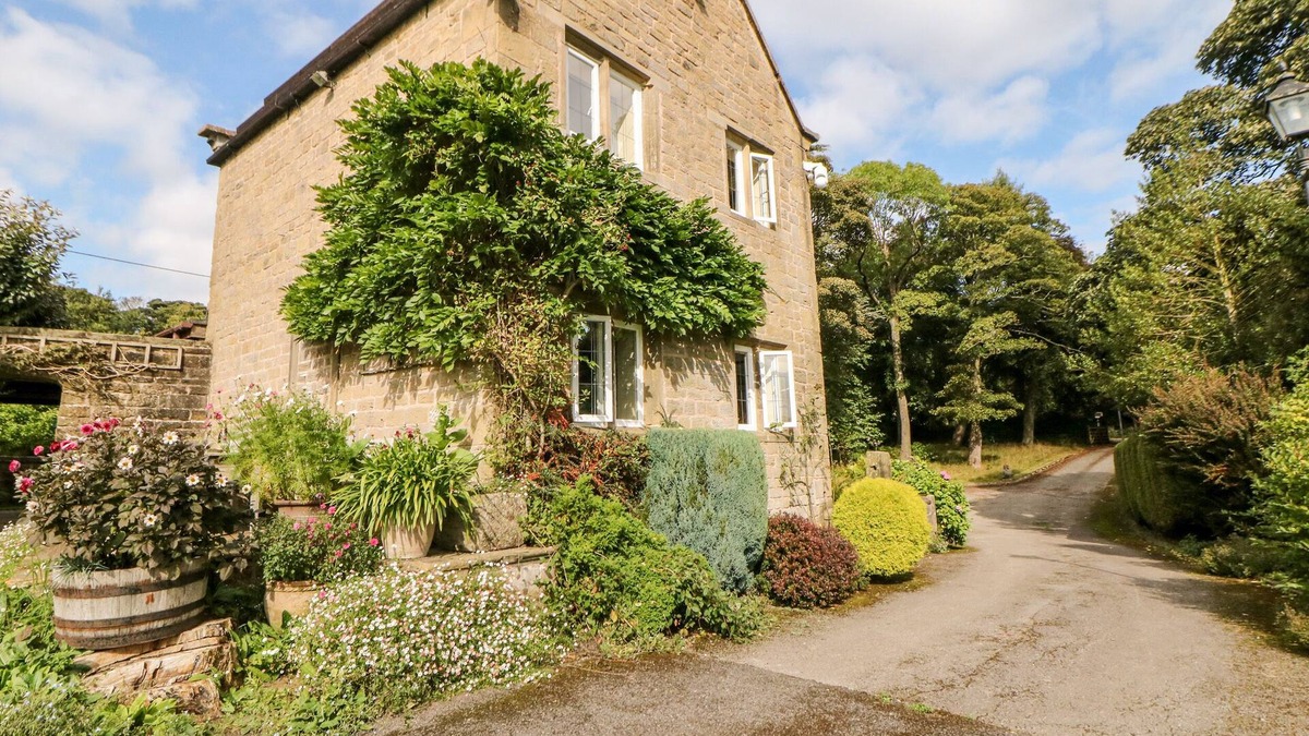 Hoylandswaine Cottage | UNDERBANK HALL COTTAGE, pet friendly, with a garden in Stocksbridge