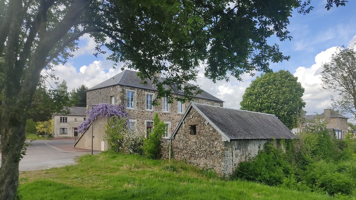 Le Hommet-d'Arthenay Apartment | Une Ancienne École Rénovée, Amoureux de Nature et de Vielles Pierres