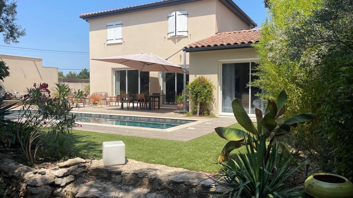 Les Angles Villa | Une Maison en Provence au Calme Avec Piscine sur les Hauteurs D'avignon