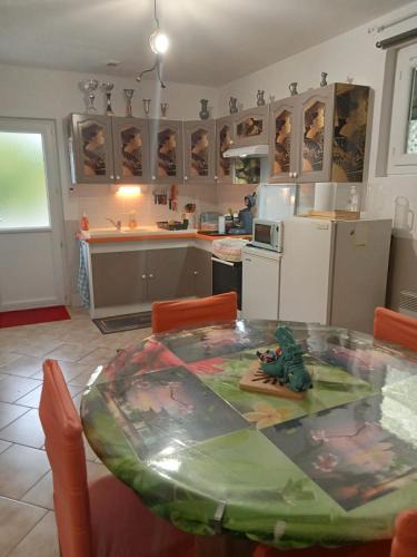 Saint-Medard-de-Guizieres Apartment | une pause quelque part au jardin des érables et des niwakis