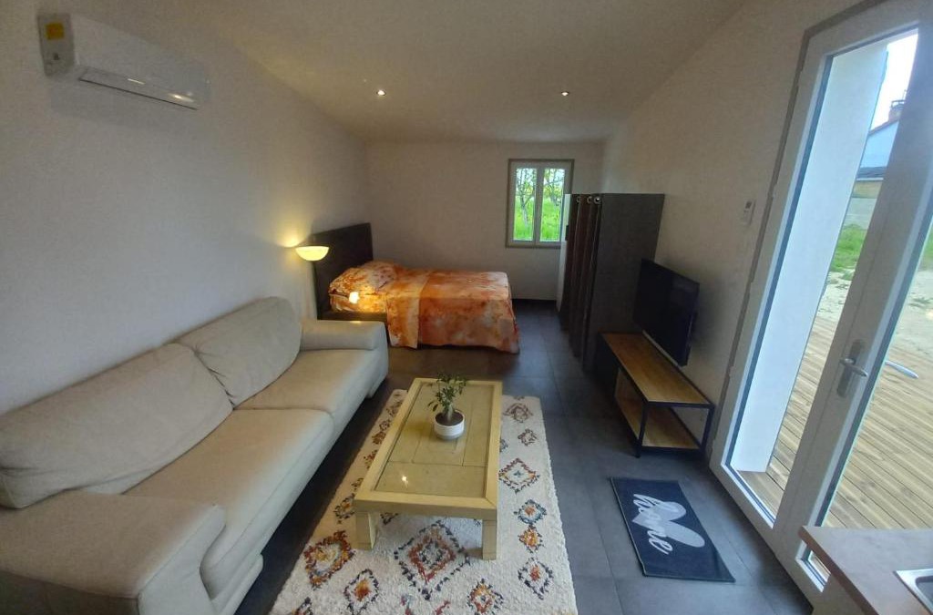 Villefargeau Apartment | Une petite maison et sa prairie