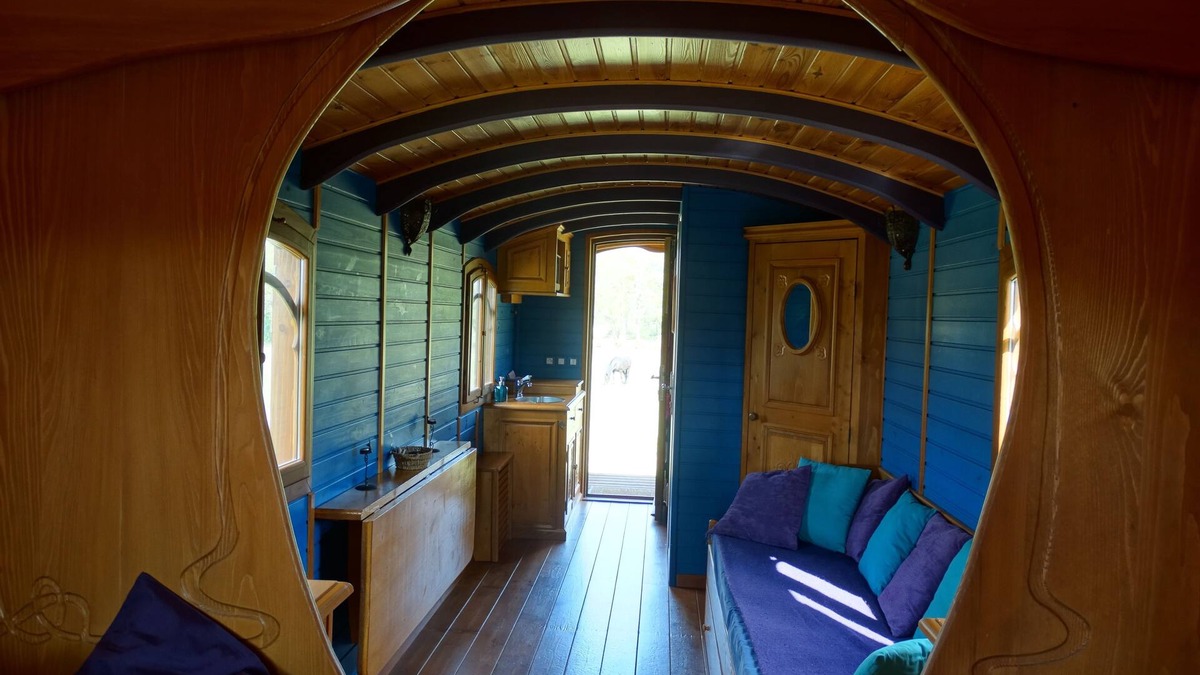 Sulniac Bed & Breakfast | Une roulotte et des chevaux