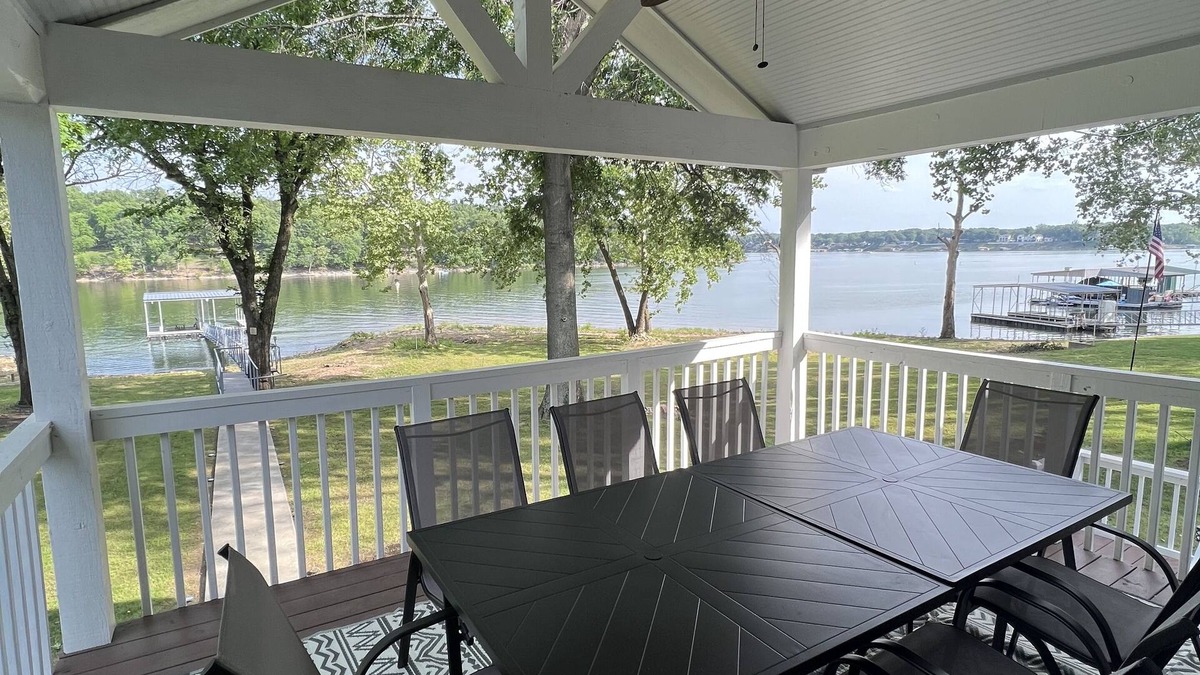Grove House | Unforgettable Memories at this Lakefront Home, Ideal for Families & Fishermen