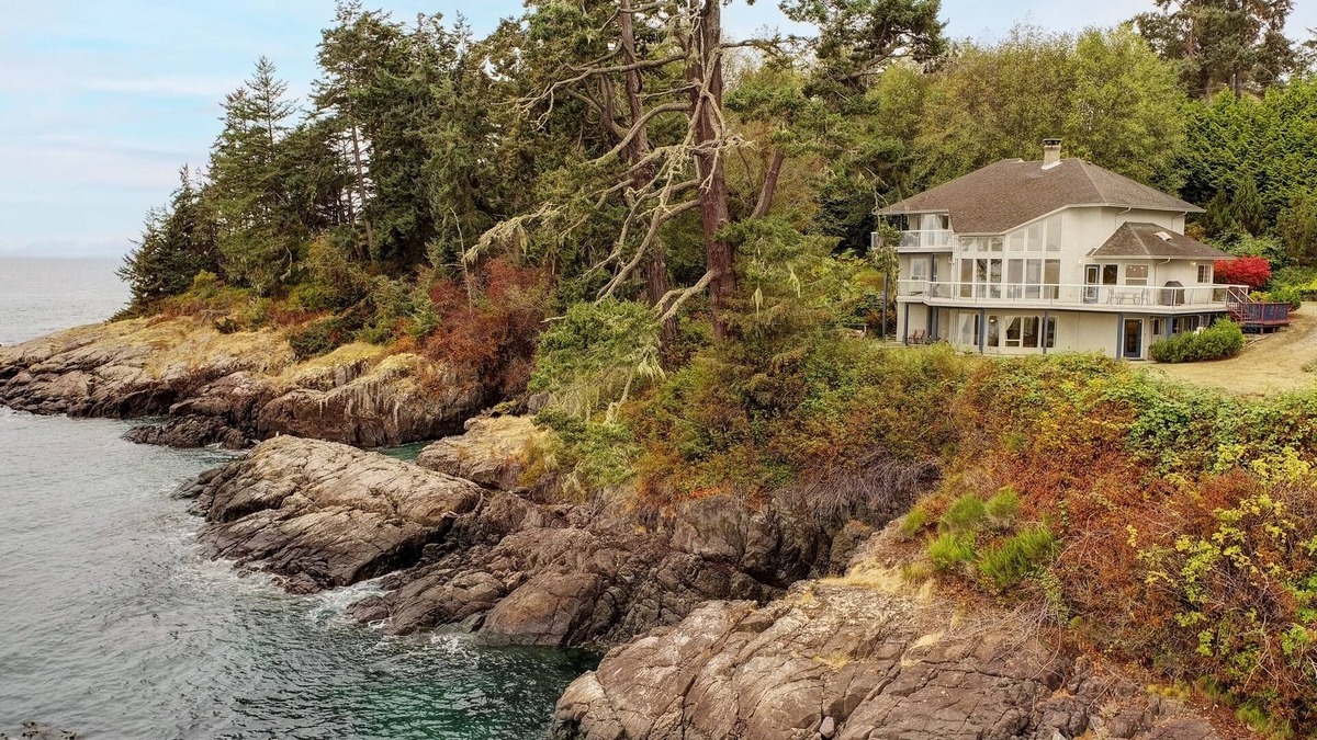 Otter Point House | Unforgettable Oceanfront House on Vancouver Island
