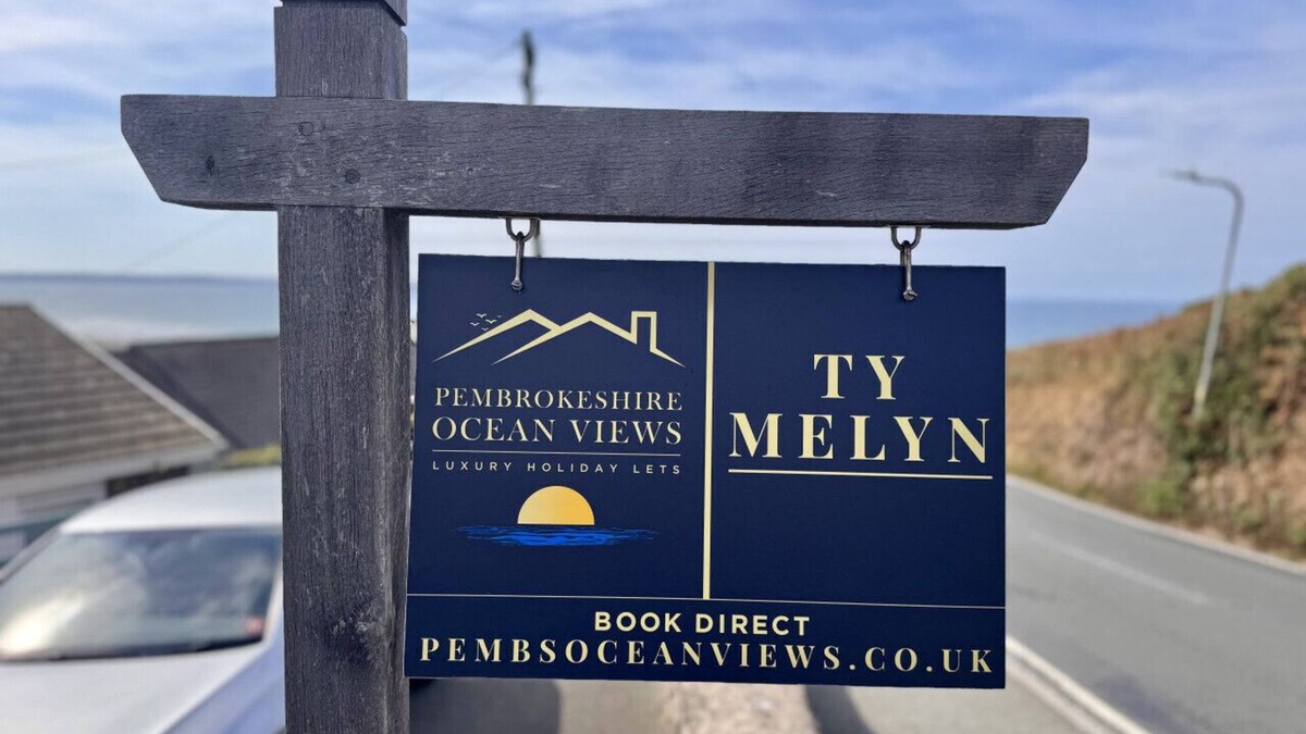 Penycwm Condo | Unforgettable sea views, Hot tub, Modern property