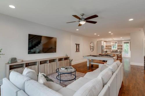 Eighth Avenue House | Unforgettable Townhome-Close to Broadway-10 Beds!