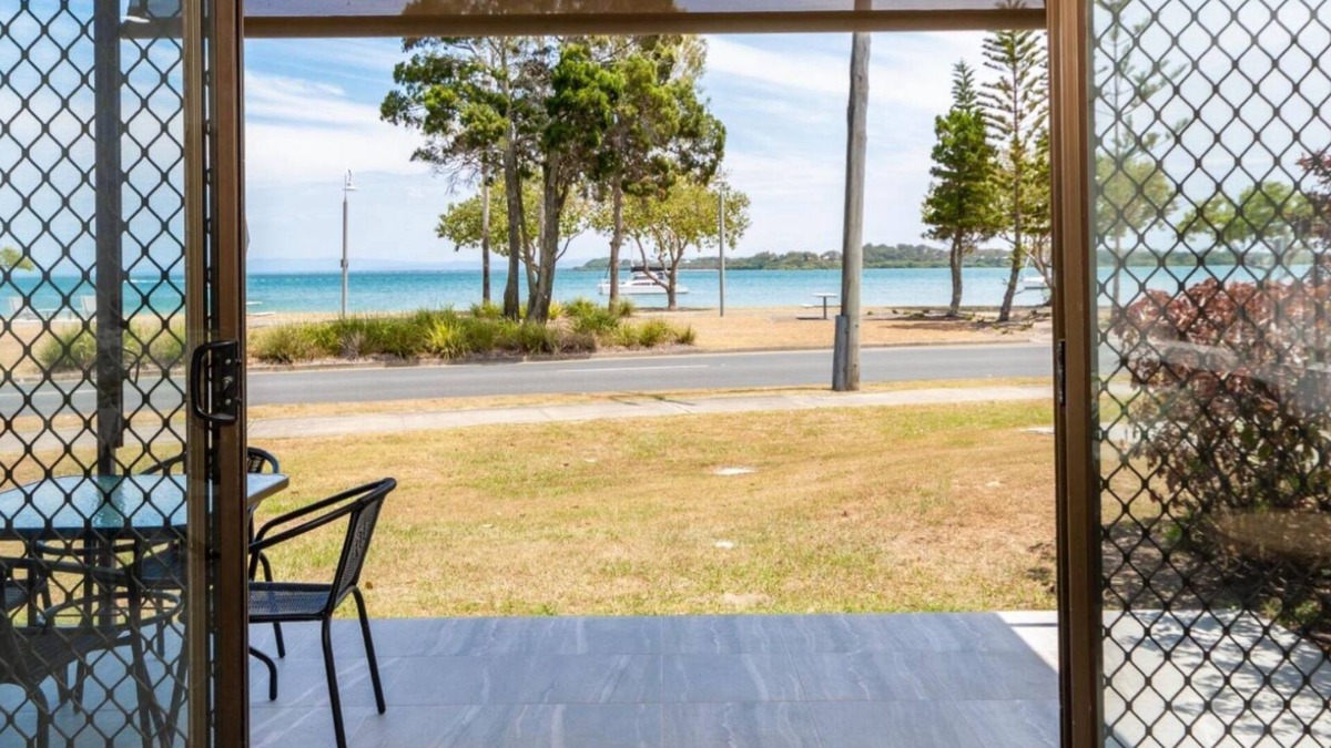 Woorim Apartment | Uninterruped Waterviews