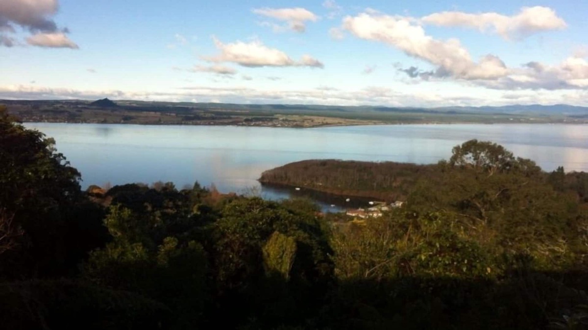 Acacia Bay House | Uninterrupted lake views, sun and privacy. A traditional family friendly home.