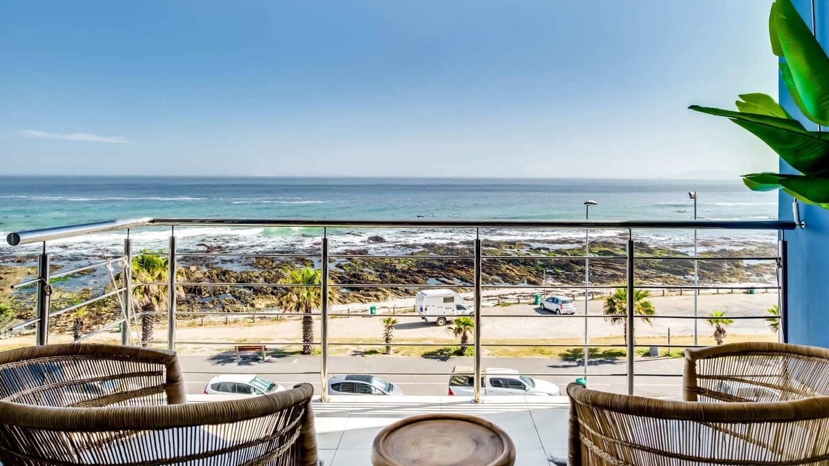 Mouille Point Apartment | Uninterrupted Ocean Views in Mouille Point (Atlantic Vistas)