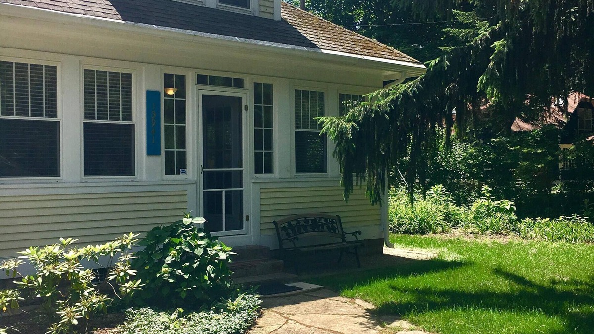 Union Pier Cottage | Union Pier fall retreat Steps to the beach.Lg screened porch, yard, fire pit bbq