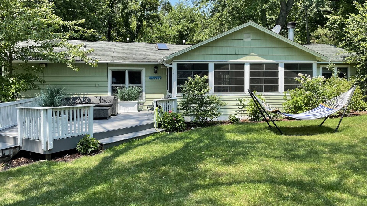 Union Pier House | Union Pier House:HOT TUB/3bd/2bth/Fenced Yrd/Deck/Screen Porch on new bike path!