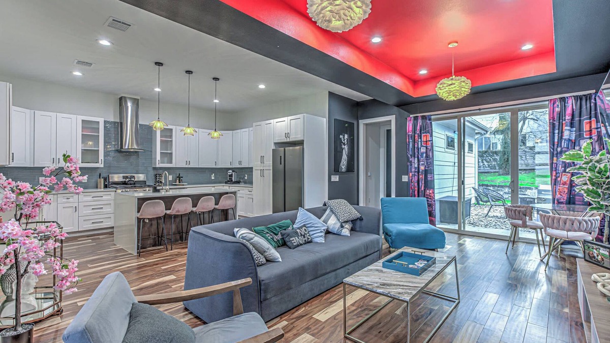 MLK House | Unique 3 BDR for 10, Near Downtown & 6th St!