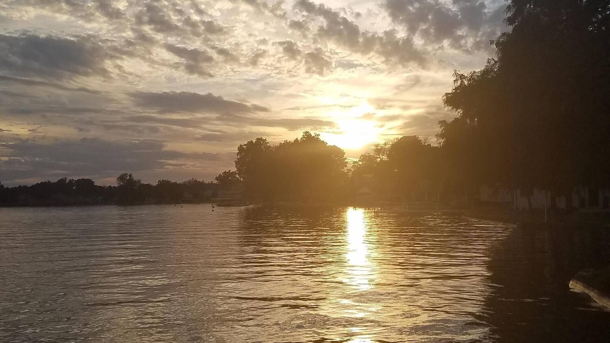 Syracuse House | Unique 3 BR, 2 BR Waterfront Home/Vacation Getaway in Syracuse, Indiana