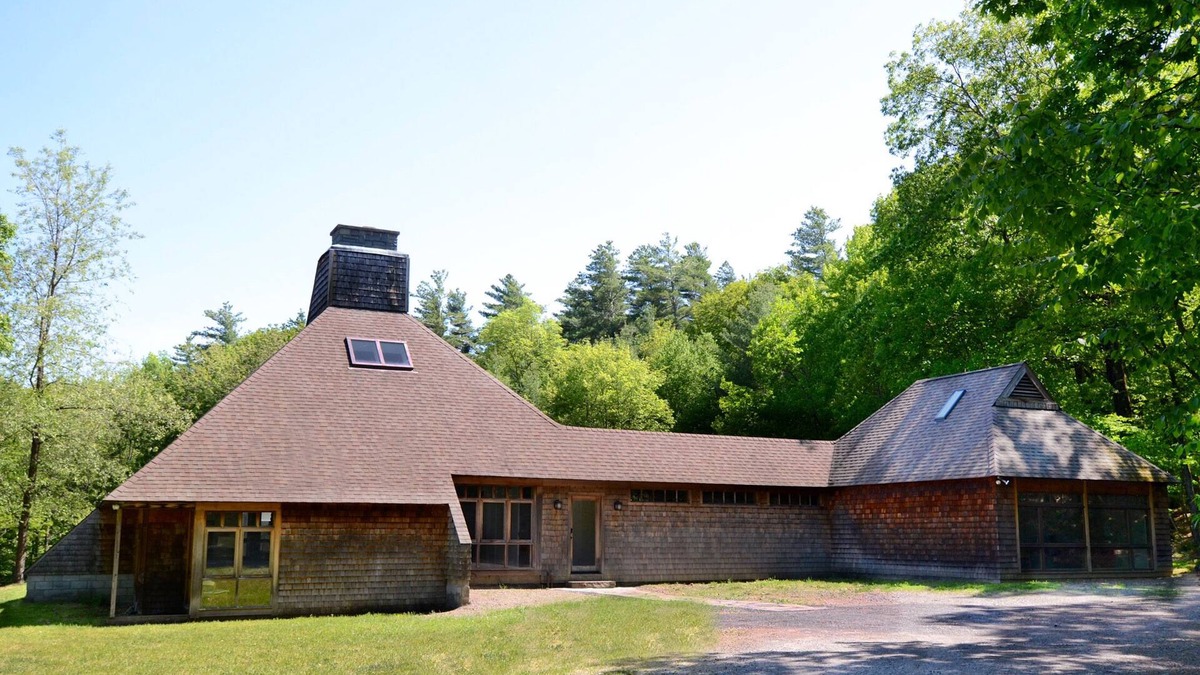 Saugerties House | UNIQUE! 40 Pvt. Ac. Fireplace, Grill, Enclosed Heated Pool & Hot Tub