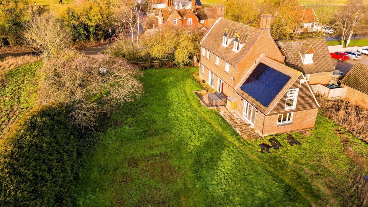 Ipswich Cottage | Unique 5BD Farm House Perfect for Relaxing
