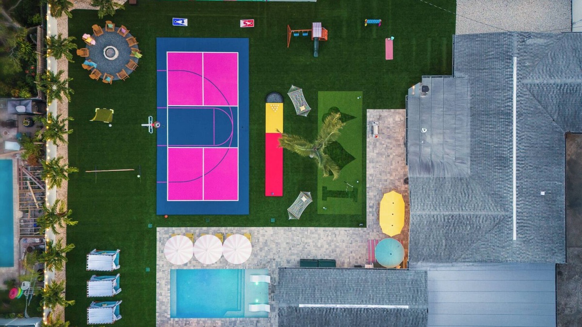 Largo House | Unique 6 BR Ice Cream Villa, Heated Pool, 15mins to Clearwater Beach, Pickleball