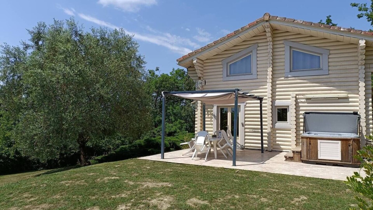 Monbahus Ski Chalet | Unique and atypical log cabin
