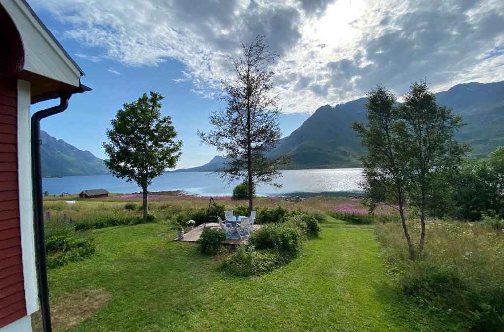 Laupstad House | Unique and charming house at the foot of Lofoten's highest mountain