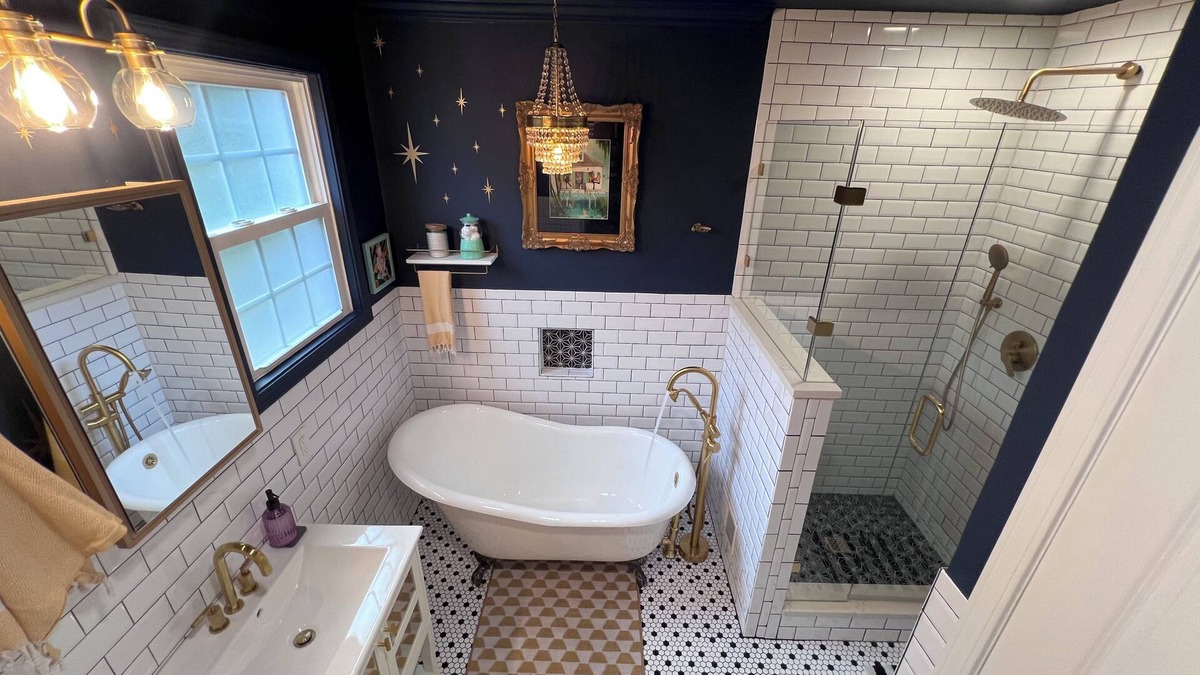 Sans Souci House | Unique and charming bungalow 5 min to DT, SRT, TR with clawfoot tub